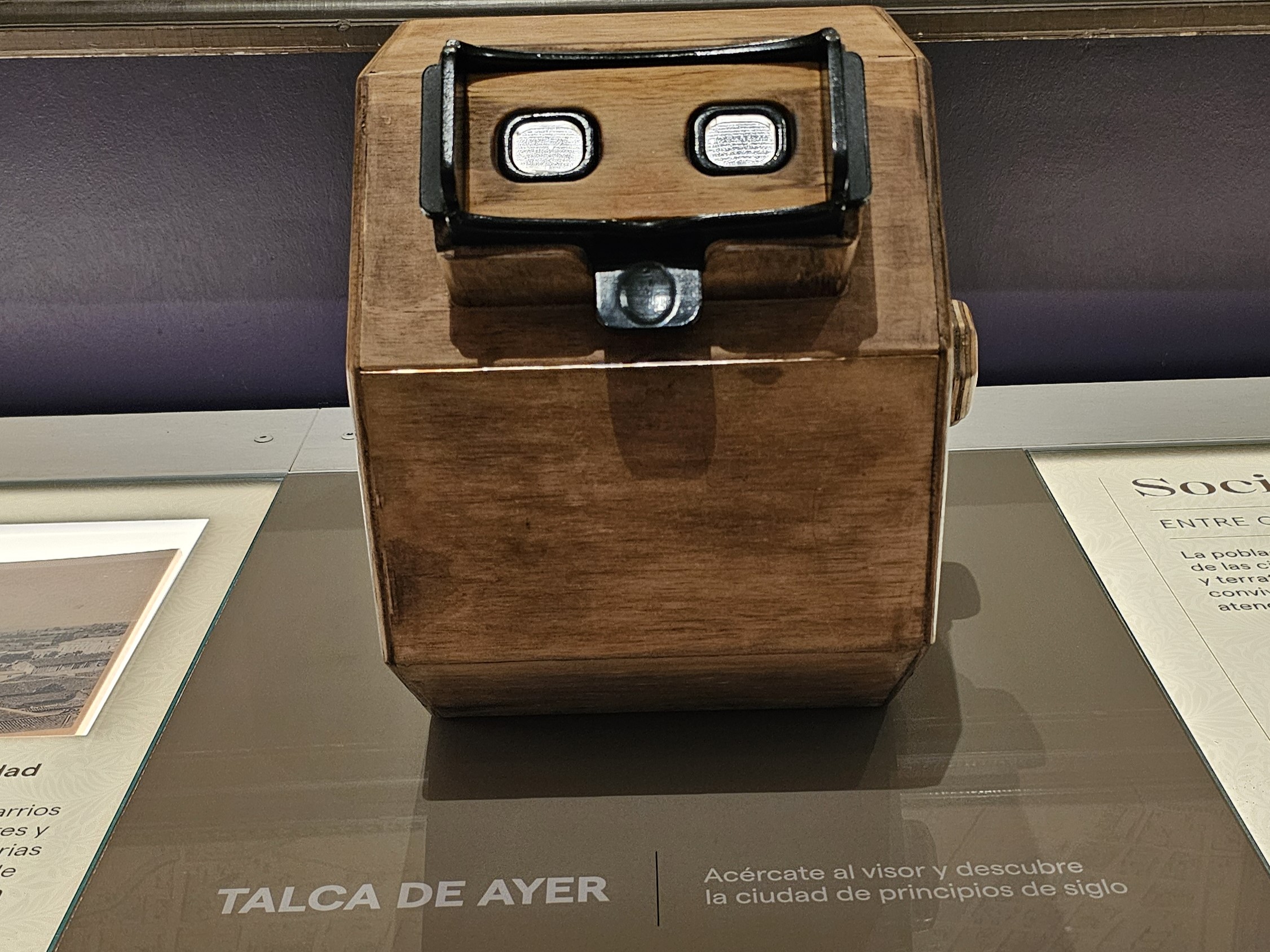 Fotografía del binocular, hay un texto que dice: acércarte al visor y descubre la ciudad de principios de siglo